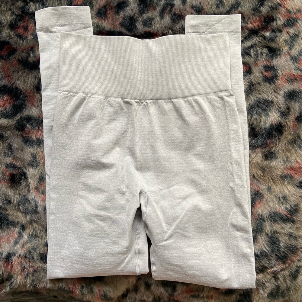 grey seamless NikkiFont leggings